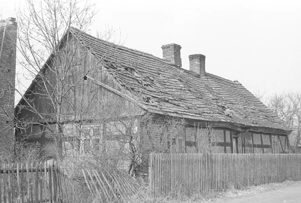 Chałupa o konstrukcji muru pruskiego, Boruja, 1975, oryginał czarno-biały