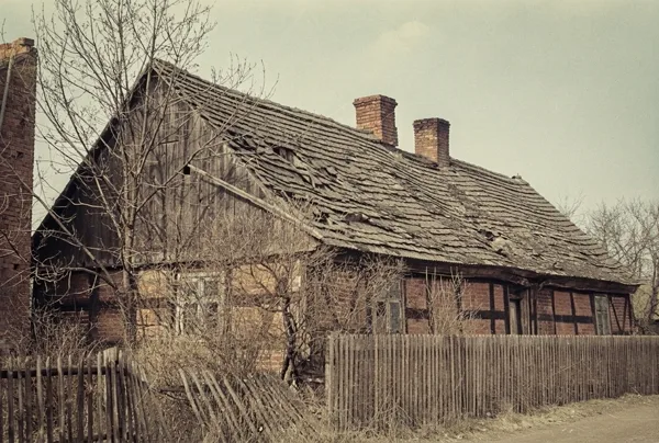Chałupa o konstrukcji muru pruskiego, Boruja, 1975, kolory zrekonstruowane
