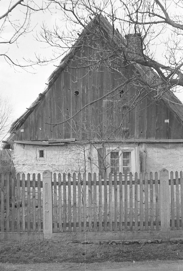 Szczyt chałupy zrębowo-słupowej, Boruja, 1975, oryginał czarno-biały