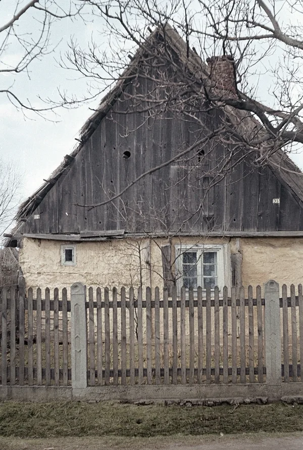 Szczyt chałupy zrębowo-słupowej, Boruja, 1975, kolory zrekonstruowane